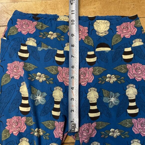 LulaRoe Leggings Women’s One Size Blue Floral & Flies Stretch Ankle - Picture 3 of 12
